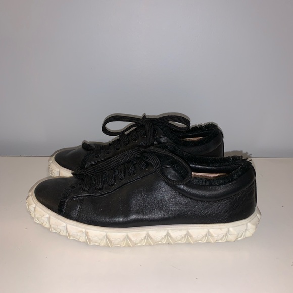 Stuart Weitzman Coverstory Fringe Black Sneaker size 6 - Picture 3 of 4